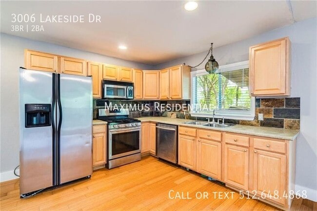 Building Photo - 3006 Lakeside Dr