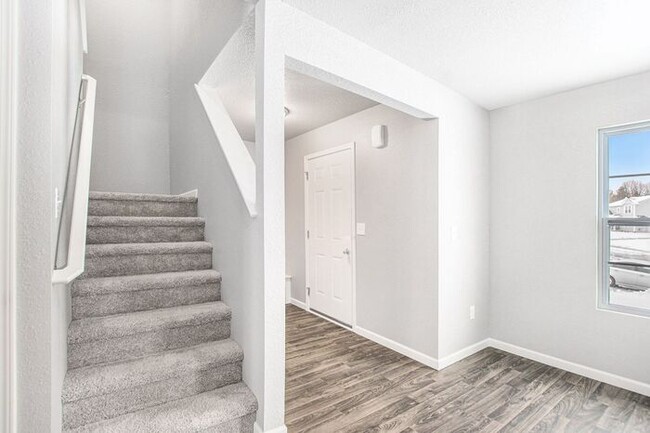 Building Photo - 475 Oak View Dr