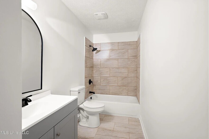 Building Photo - 18 Begonia Ct