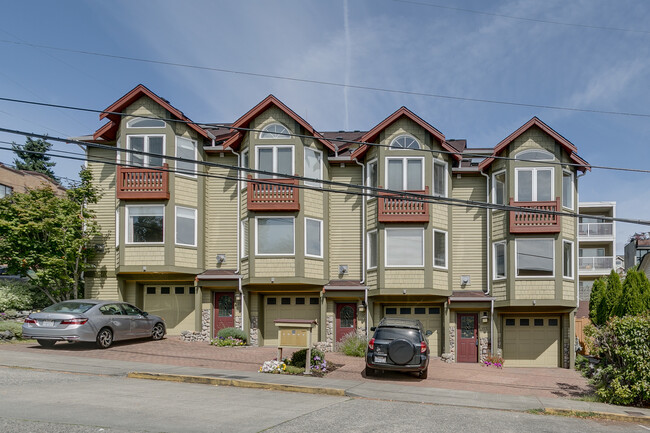 Building Photo - Rooftop Deck & Convenient Seattle Location