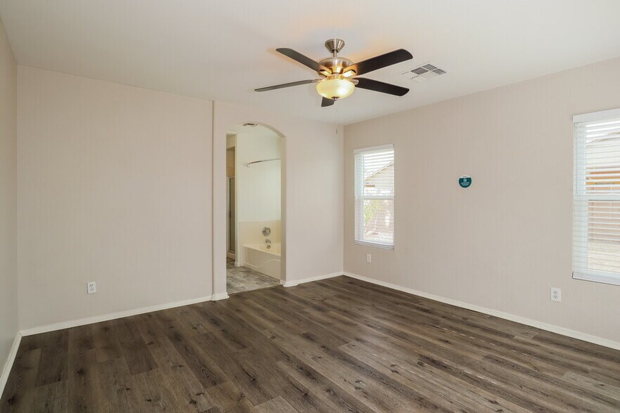 Building Photo - 2214 E Aire Libre Ave
