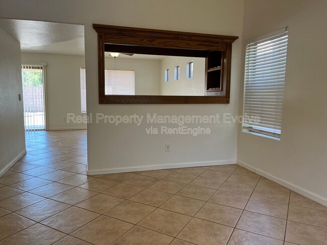 Building Photo - 10621 W Poinsettia Dr