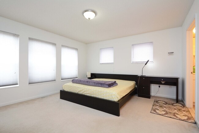 Building Photo - 2-Bed, 3-Bath Townhouse in a Great Location!