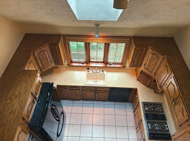 Building Photo - 62 Hearthside Cir