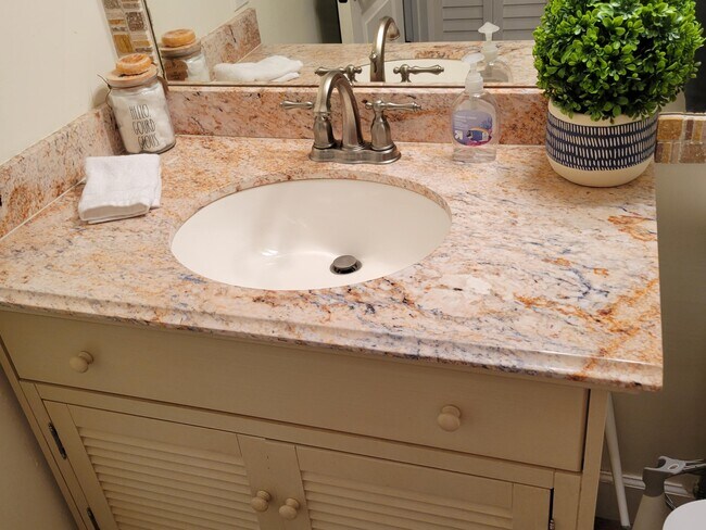 Building Photo - 1340 NE 28th Ave