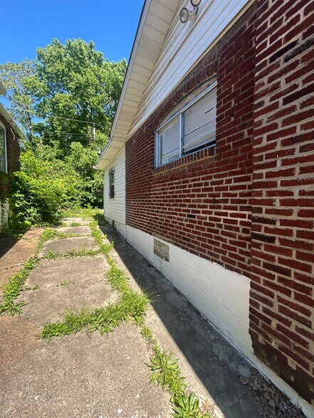 Building Photo - 2143 69th St