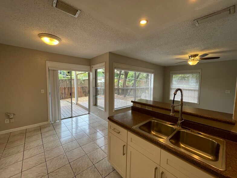 dining/kitchen - 14739 Morning Dr