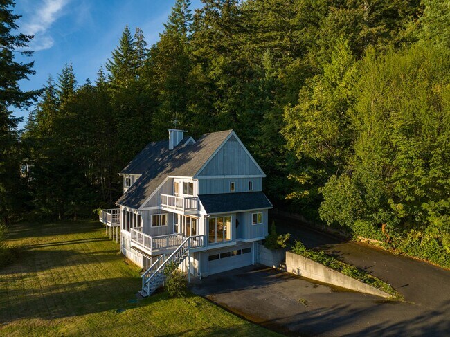 Building Photo - Beautiful home with views and in a gated c...