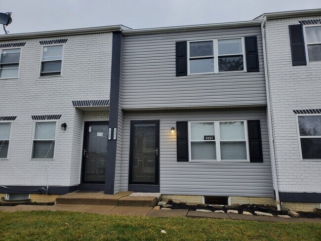 Primary Photo - Renovated Townhome Near Sawmill