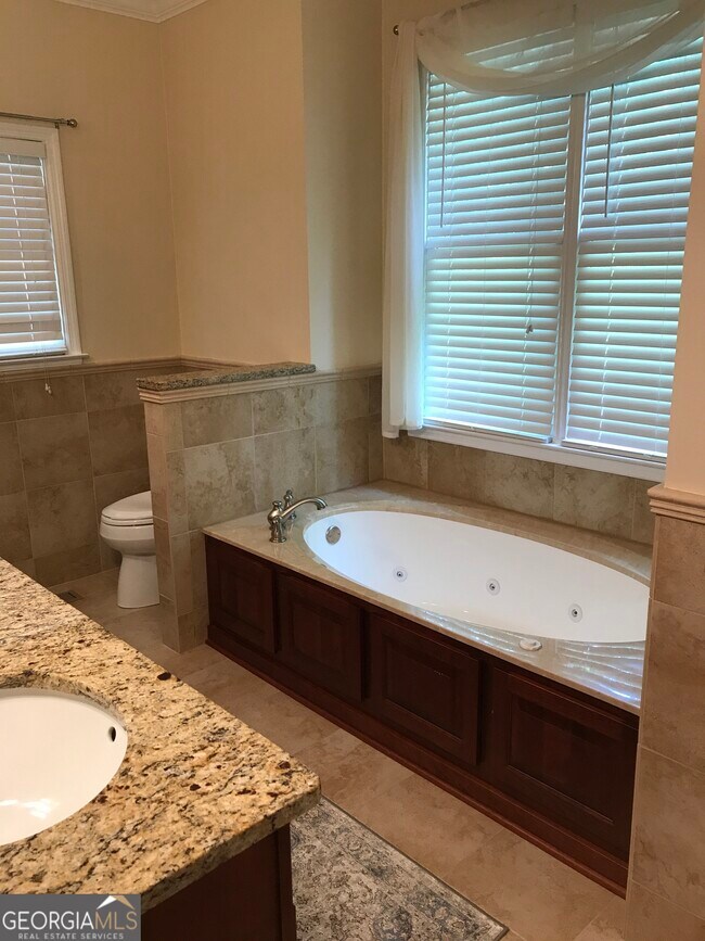 Building Photo - 1031 Simonton Dr