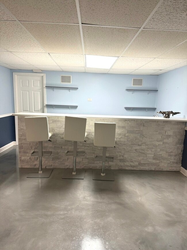 Building Photo - 17312 Valley View Dr