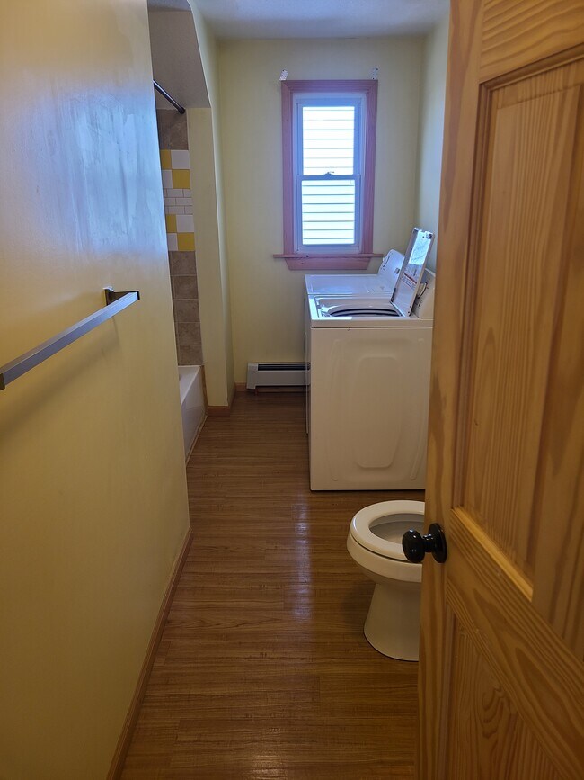 Family Bathroom - 522 N Main St