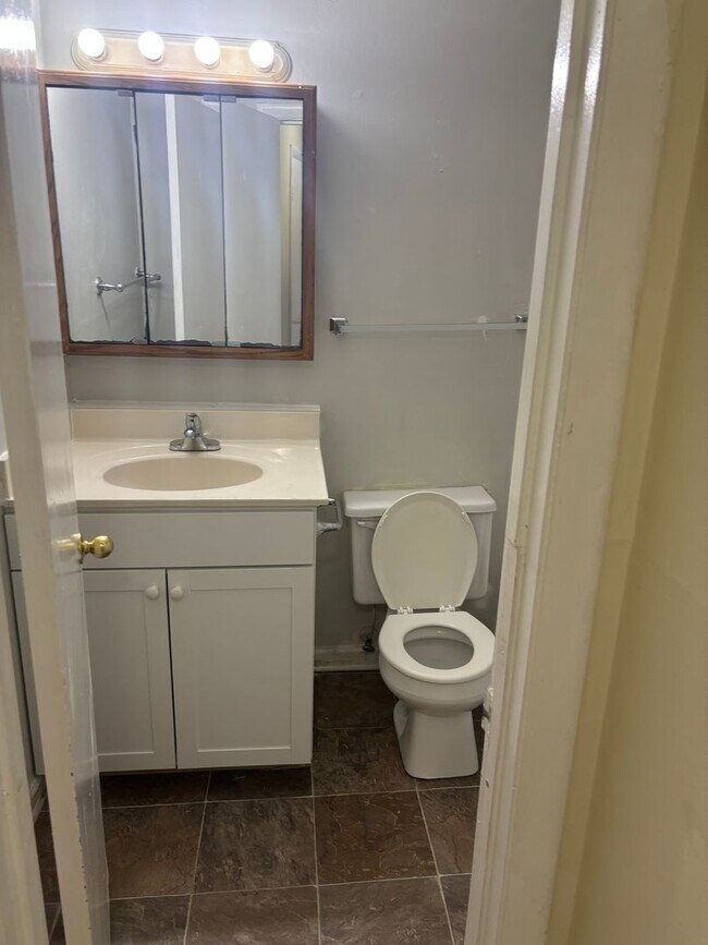 Building Photo - 2 bedroom near University Place