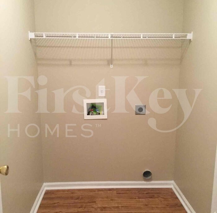 Building Photo - 10166 Green Moss Dr N