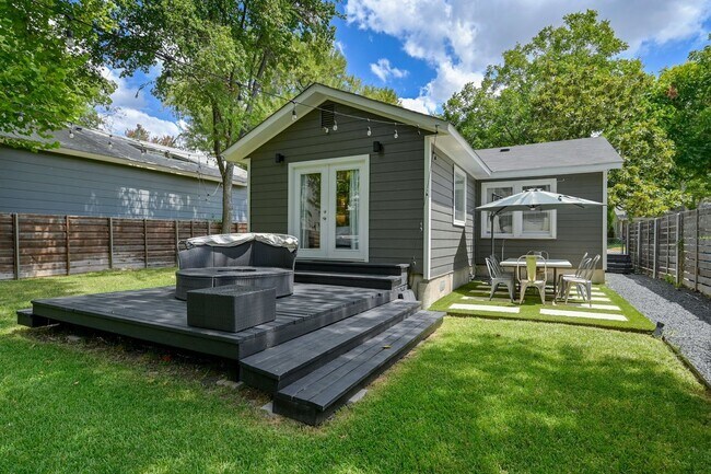 Building Photo - Unbelievable Brentwood Home + Separate Hom...