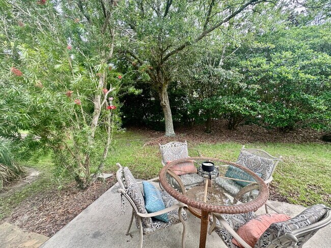 Building Photo - Beautifully Updated Elegant two Bedroom Ho...