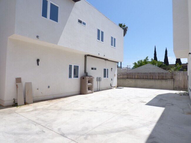 Building Photo - 1923 Holly Dr