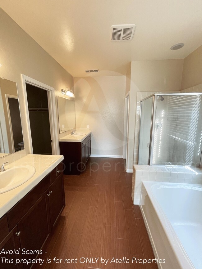 Building Photo - 2859 S Oakhurst Ct