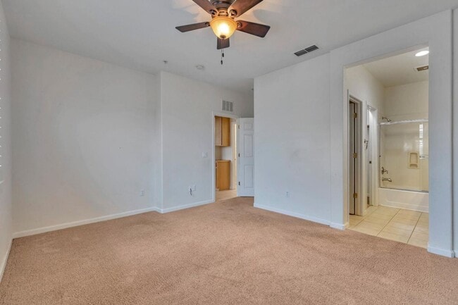 Building Photo - 2 bed 2 bath Condo!!