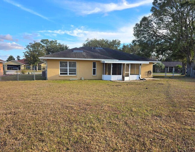 Building Photo - 3 bed / 2 bath home for RENT in N. Lakeland