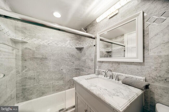 Building Photo - Beautifully Renovated 1 Bed Unit @ The Dorchester in Rittenhouse Square