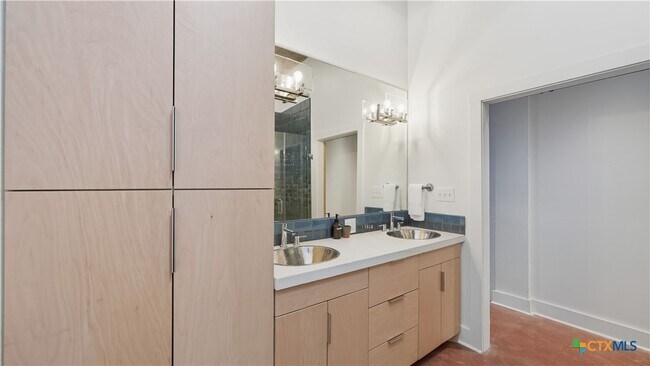 Building Photo - 222 Losoya St