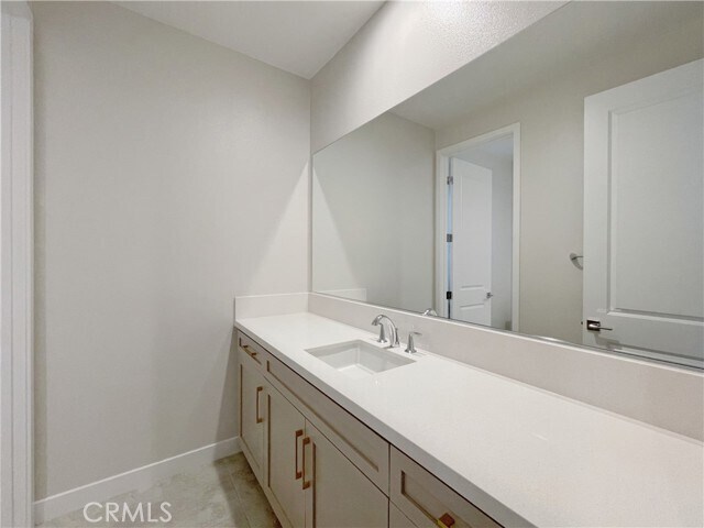 Building Photo - 140 Holliston