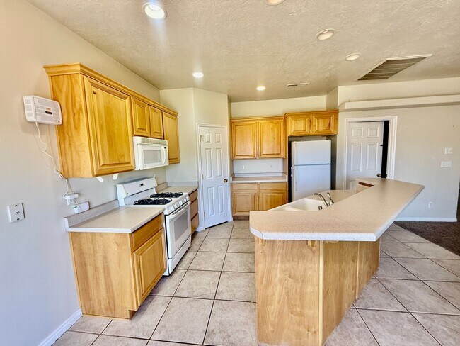 Building Photo - 2050 W Canyon View Dr