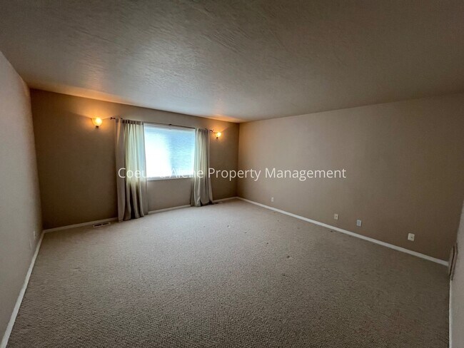 Building Photo - 2 bed, 2 bath townhouse near Avondale Golf Course!