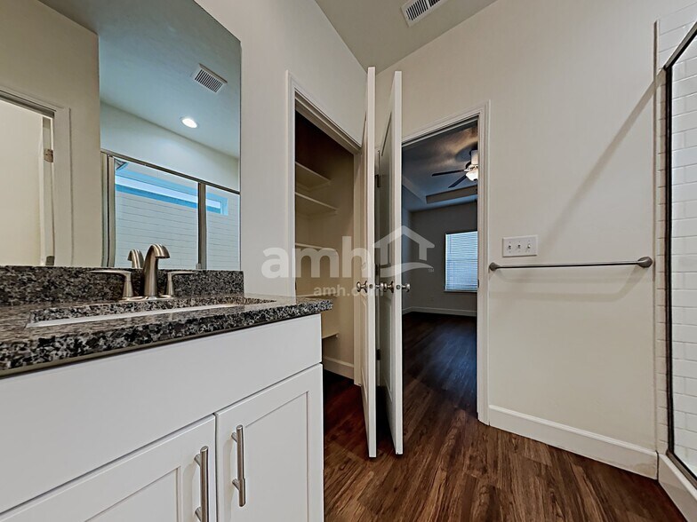 Building Photo - 302 E Sicily Dr