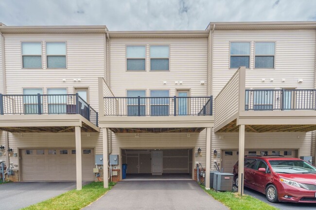 Building Photo - 3 bedroom 3 bath townhouse in Brambleton