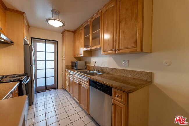 Building Photo - 5330 Zelzah Ave
