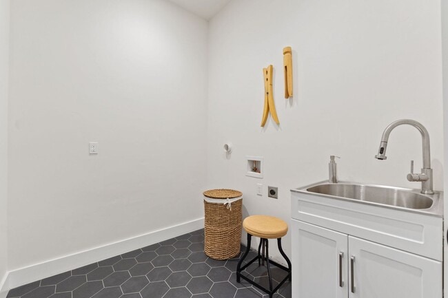 Building Photo - $11,995 - Stunning Executive Estate in Willow Glen