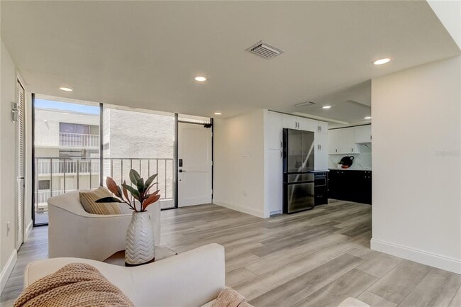 Building Photo - 500 N Osceola Ave