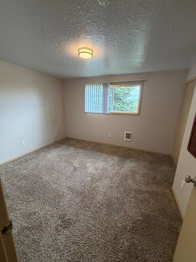 Building Photo - 1ST  FULL  MONTH'S  RENT  FREE  Pet-friendly Townhouse Near Parks and Downtown Newberg