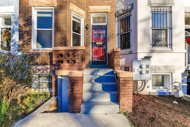Building Photo - Fully Renovated 3 BR/1.5 BA Apartment in C...