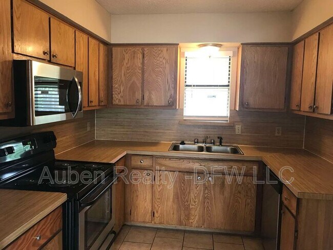 Building Photo - 1131 Suburban Dr