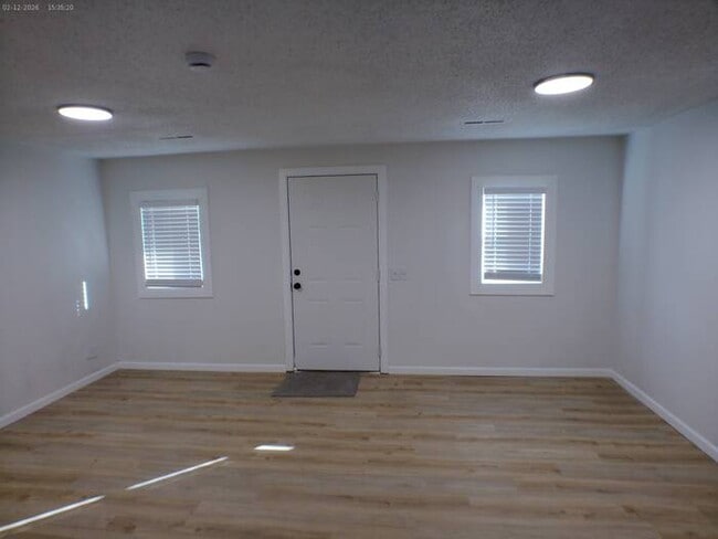 Building Photo - Lovely 3 bedrooms and 2 full baths ranch home located off Antioch Rd on W 81st St in Overland Park