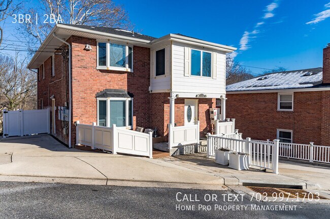 Primary Photo - Arlington dulpex, top unit w/bacony overlo...