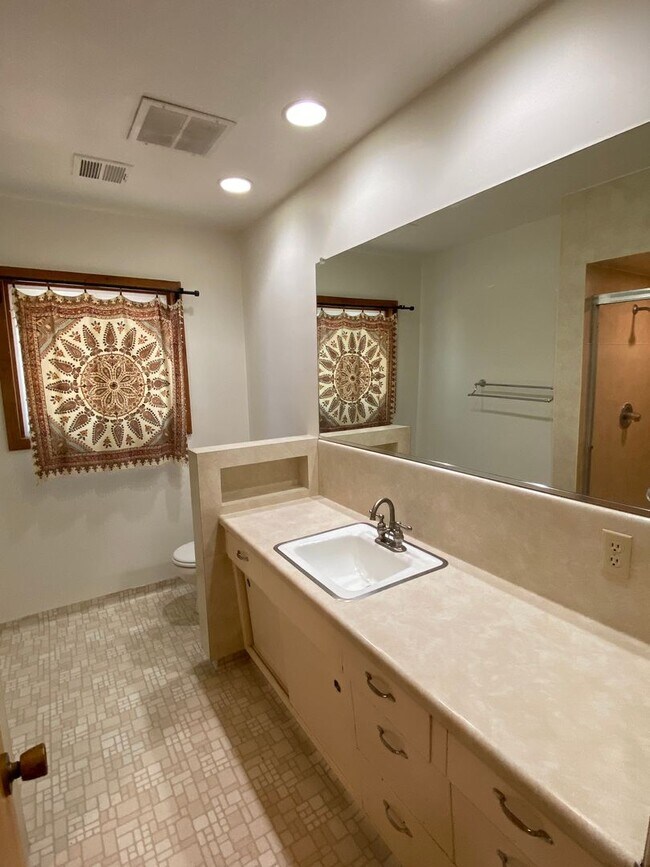 Building Photo - Spacious Visalia home in a well establishe...