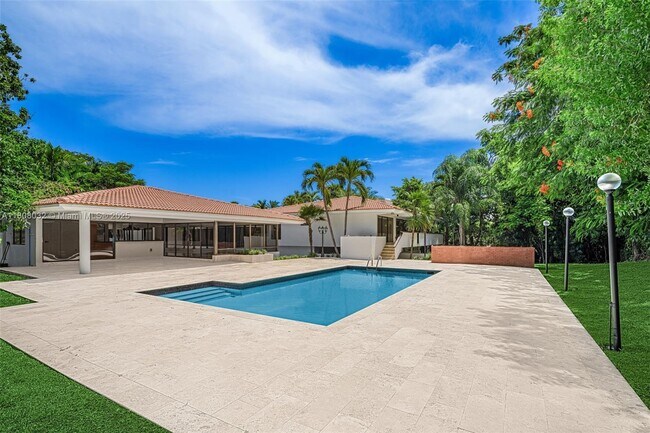 Building Photo - 8118 Los Pinos Blvd