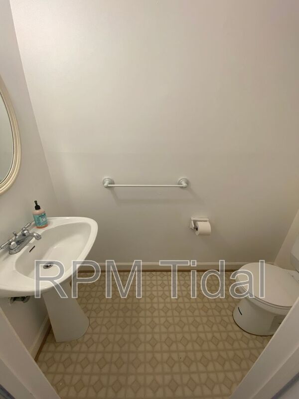Building Photo - 610 Guy Ln