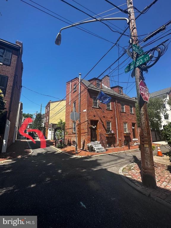 Building Photo - 810 S Howard St