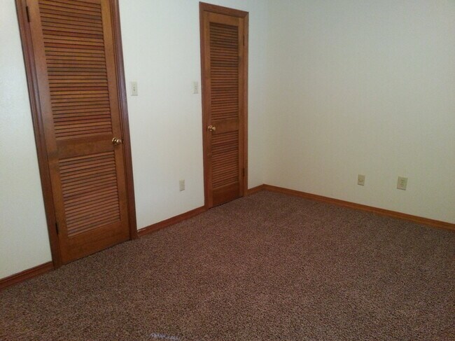 Building Photo - 128 Debra Ln