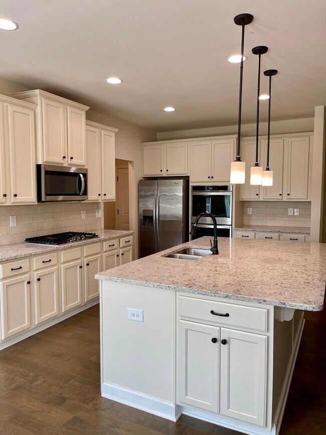 Building Photo - Gorgeous 5 bedroom 3.5 bath home in desira...