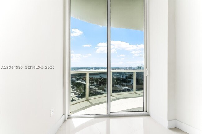Building Photo - 16001 Collins Ave