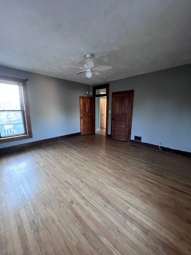 Building Photo - 3 Bedroom 2 Bathroom