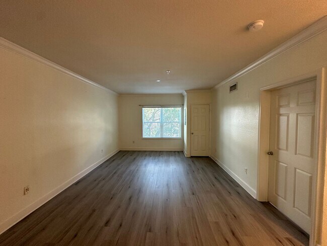 Building Photo - Chic 1-Bed, 1-Bath Apartment in the Heart ...