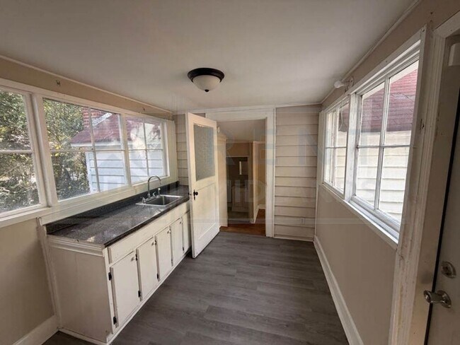 Building Photo - 3 Bedroom Home Available in Columbia