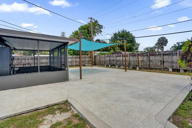 Building Photo - 4670 SW 25th Ave